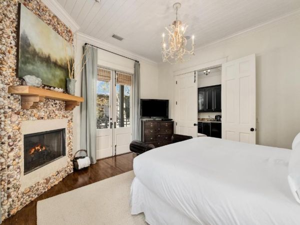 Luxurious Southern Retreat Steps from the Gulf - 5-Bedroom Cottage in Panama City
