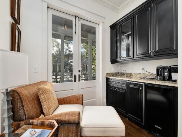 Luxurious Southern Retreat Steps from the Gulf - 5-Bedroom Cottage in Panama City