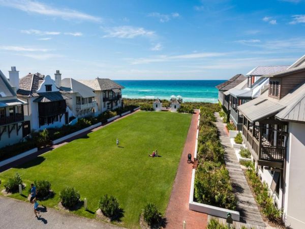 Luxurious Southern Retreat Steps from the Gulf - 5-Bedroom Cottage in Panama City