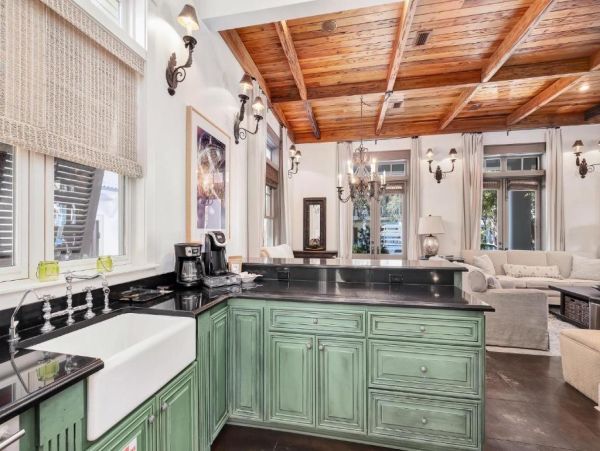 Luxurious Southern Retreat Steps from the Gulf - 5-Bedroom Cottage in Panama City