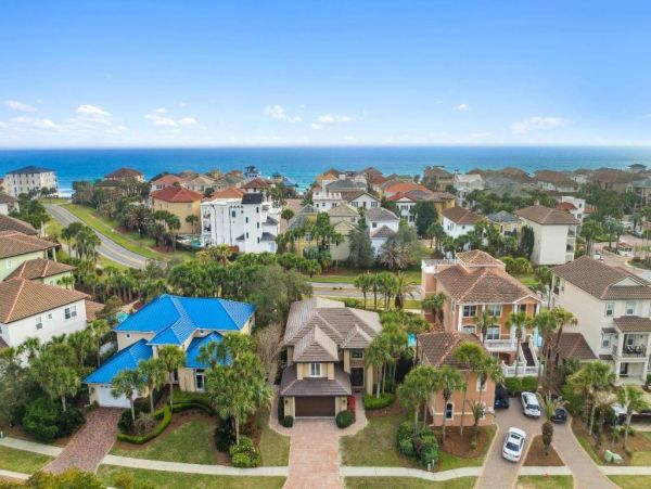 Luxury Vacation Home in Destin - Private Pool & Golf Cart Included