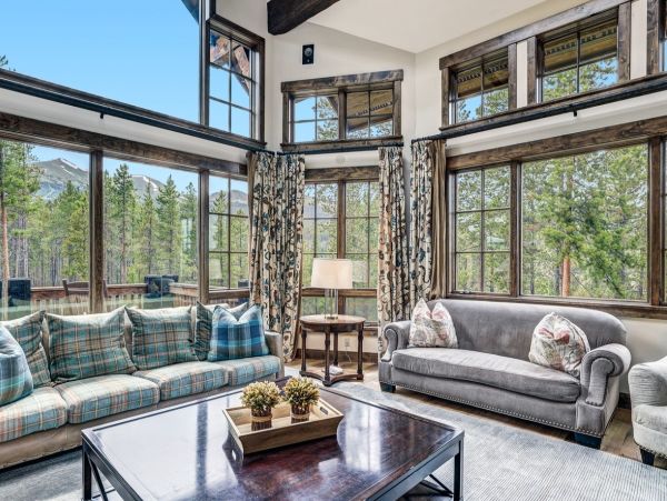Luxury Mountain Retreat - 8-Bedroom, Hot Tub  Ski in Ski Out