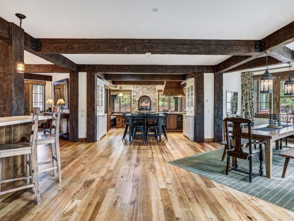 Luxury Mountain Retreat - 8-Bedroom, Hot Tub  Ski in Ski Out