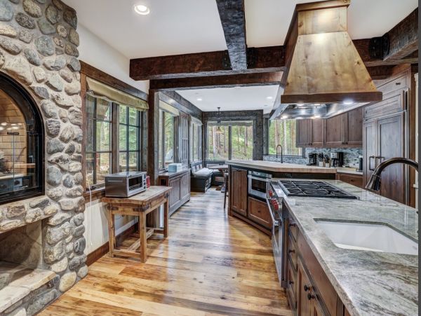 Luxury Mountain Retreat - 8-Bedroom, Hot Tub  Ski in Ski Out