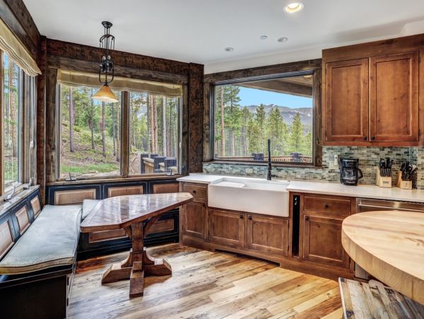 Luxury Mountain Retreat - 8-Bedroom, Hot Tub  Ski in Ski Out