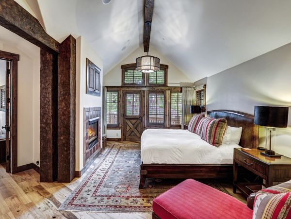 Luxury Mountain Retreat - 8-Bedroom, Hot Tub  Ski in Ski Out