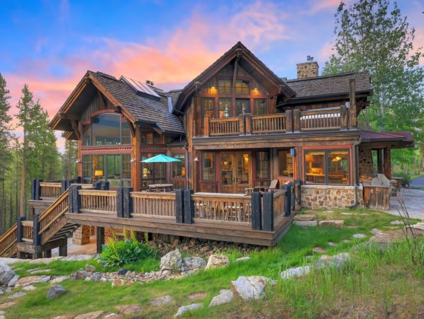 Luxury Mountain Retreat - 8-Bedroom, Hot Tub  Ski in Ski Out