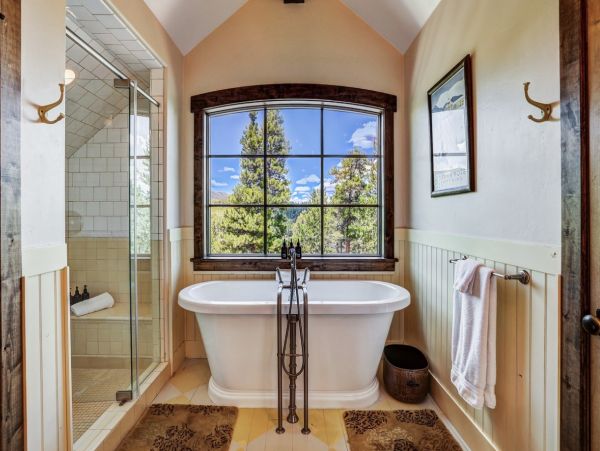 Luxury Mountain Retreat - 8-Bedroom, Hot Tub  Ski in Ski Out