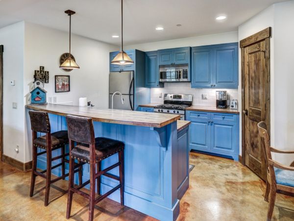 Luxury Mountain Retreat - 8-Bedroom, Hot Tub  Ski in Ski Out