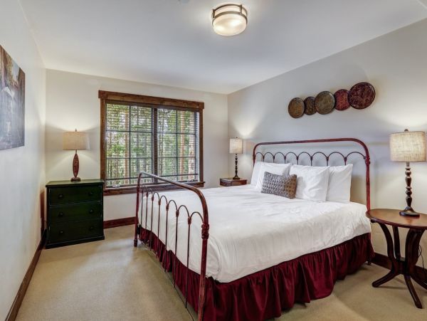 Luxury Mountain Retreat - 8-Bedroom, Hot Tub  Ski in Ski Out