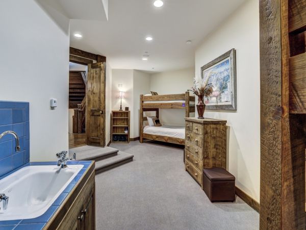 Luxury Mountain Retreat - 8-Bedroom, Hot Tub  Ski in Ski Out