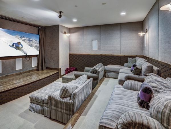 Luxury Mountain Retreat - 8-Bedroom, Hot Tub  Ski in Ski Out