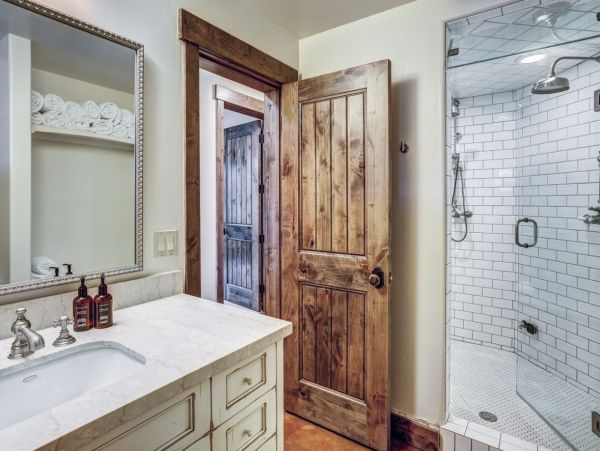 Luxury Mountain Retreat - 8-Bedroom, Hot Tub  Ski in Ski Out