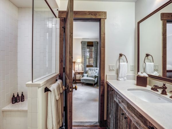 Luxury Mountain Retreat - 8-Bedroom, Hot Tub  Ski in Ski Out