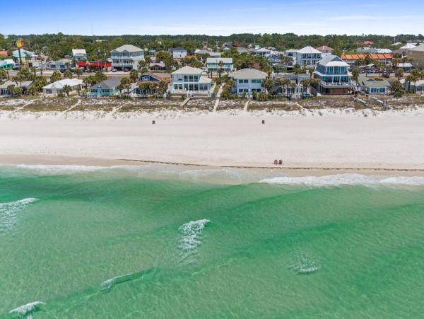Luxury 6-Bedroom Beachfront Retreat - Unforgettable Coastal Getaway