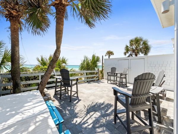 Luxury 6-Bedroom Beachfront Retreat - Unforgettable Coastal Getaway