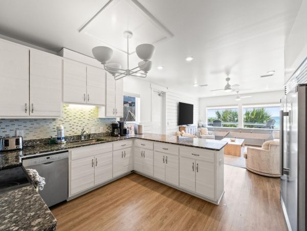 Luxury 6-Bedroom Beachfront Retreat - Unforgettable Coastal Getaway