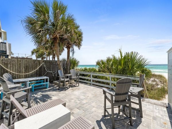 Luxury 6-Bedroom Beachfront Retreat - Unforgettable Coastal Getaway