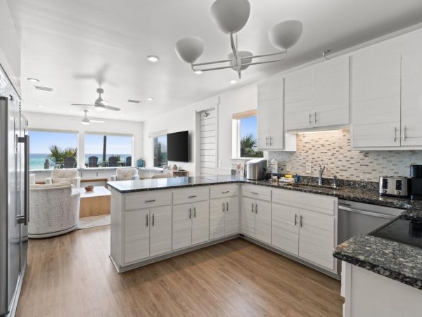 Luxury 6-Bedroom Beachfront Retreat - Unforgettable Coastal Getaway