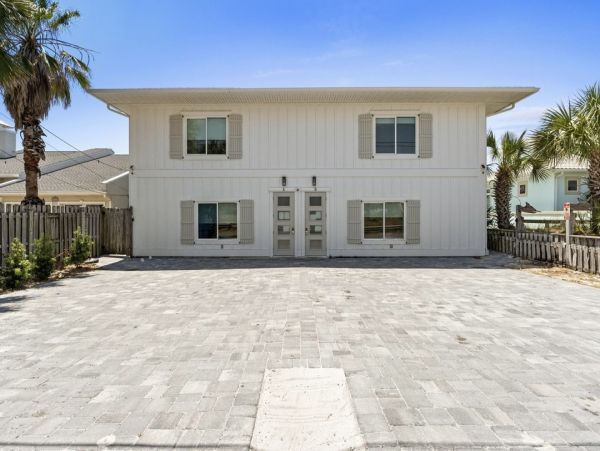 Luxury 6-Bedroom Beachfront Retreat - Unforgettable Coastal Getaway