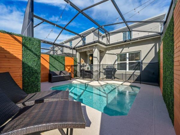 Luxurious 5-Bedroom Townhouse Near Disney World