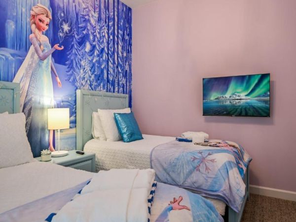 Luxurious 5-Bedroom Townhouse Near Disney World