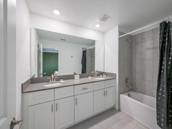 Luxurious 5-Bedroom Townhouse Near Disney World