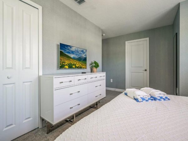Luxurious 5-Bedroom Townhouse Near Disney World