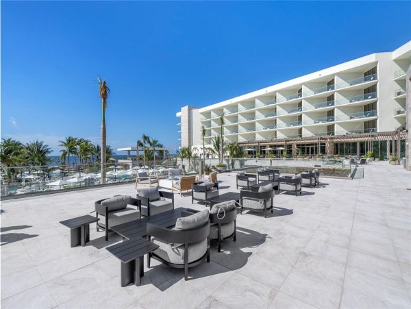 Coastal Luxury Retreat in Longboat Key - 2-Bedroom Condo Stunning Views