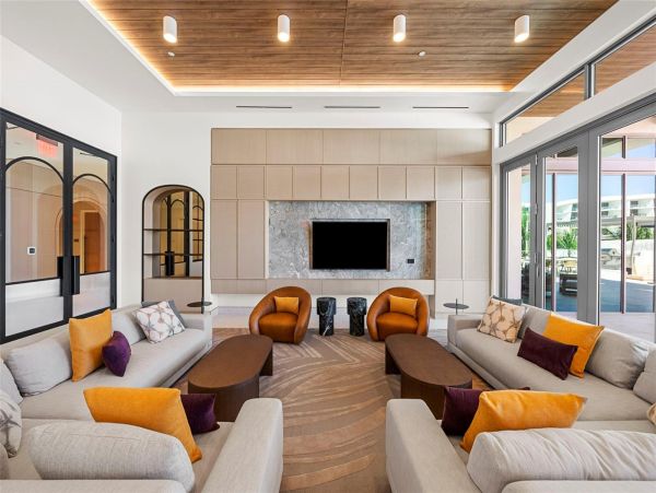 Coastal Luxury Retreat in Longboat Key - 2-Bedroom Condo Stunning Views
