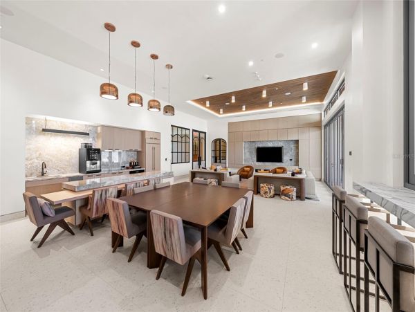 Coastal Luxury Retreat in Longboat Key - 2-Bedroom Condo Stunning Views