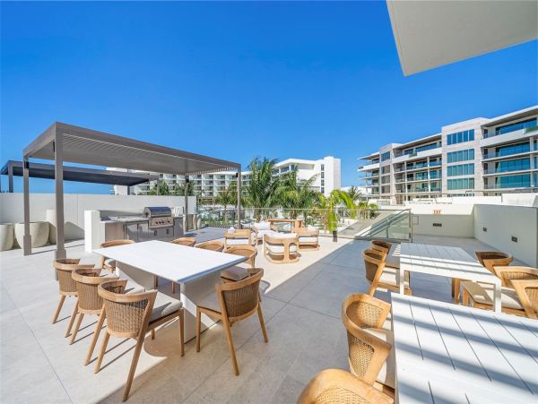 Coastal Luxury Retreat in Longboat Key - 2-Bedroom Condo Stunning Views