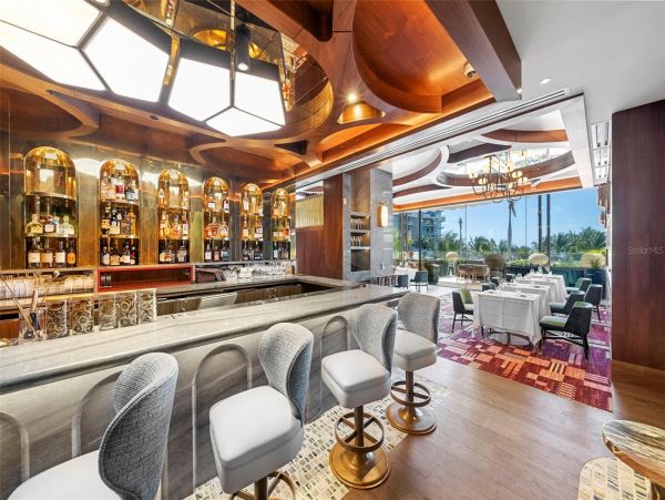 Coastal Luxury Retreat in Longboat Key - 2-Bedroom Condo Stunning Views