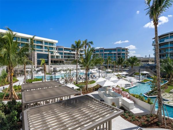 Coastal Luxury Retreat in Longboat Key - 2-Bedroom Condo Stunning Views