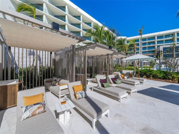 Coastal Luxury Retreat in Longboat Key - 2-Bedroom Condo Stunning Views