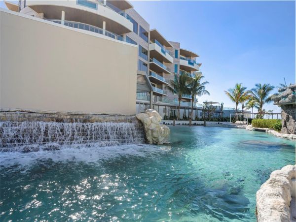 Coastal Luxury Retreat in Longboat Key - 2-Bedroom Condo Stunning Views