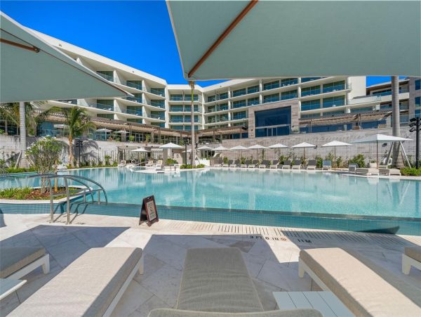 Coastal Luxury Retreat in Longboat Key - 2-Bedroom Condo Stunning Views