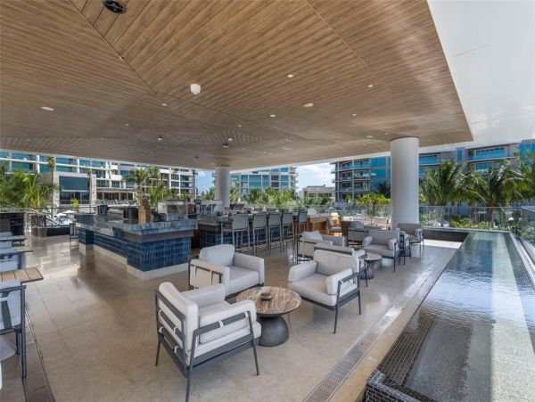 Coastal Luxury Retreat in Longboat Key - 2-Bedroom Condo Stunning Views
