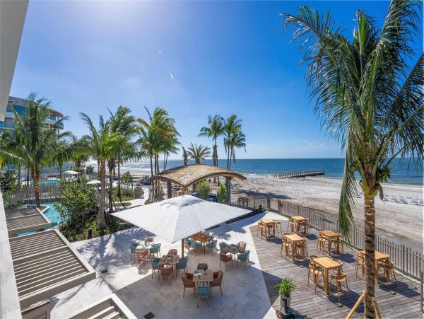 Coastal Luxury Retreat in Longboat Key - 2-Bedroom Condo Stunning Views