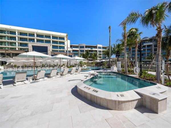 Coastal Luxury Retreat in Longboat Key - 2-Bedroom Condo Stunning Views