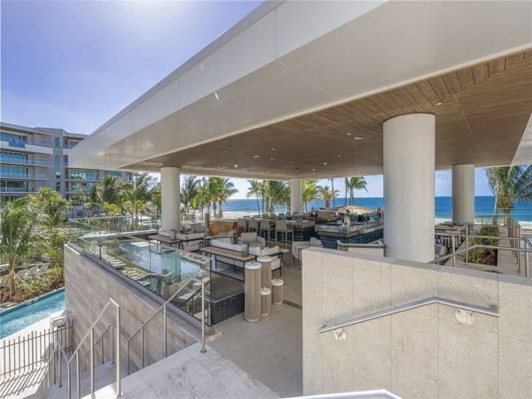 Coastal Luxury Retreat in Longboat Key - 2-Bedroom Condo Stunning Views