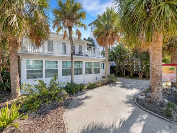 Clearwater Wonderful Vacation Home Steps to Beach- Main House & Casita
