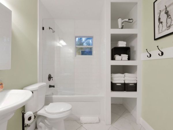 Clearwater Wonderful Vacation Home Steps to Beach- Main House & Casita