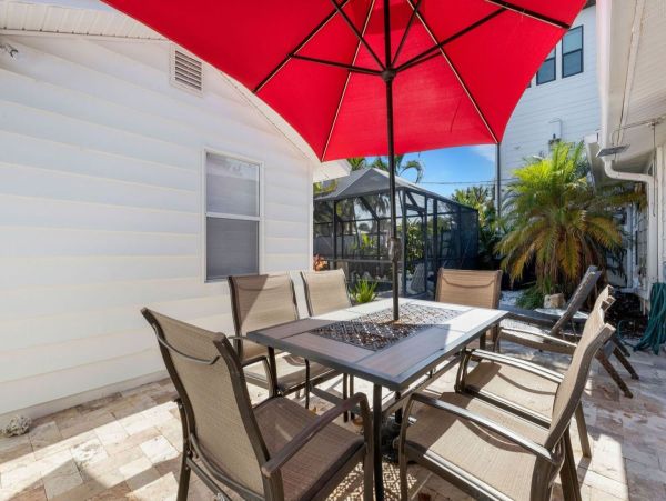 Clearwater Wonderful Vacation Home Steps to Beach- Main House & Casita