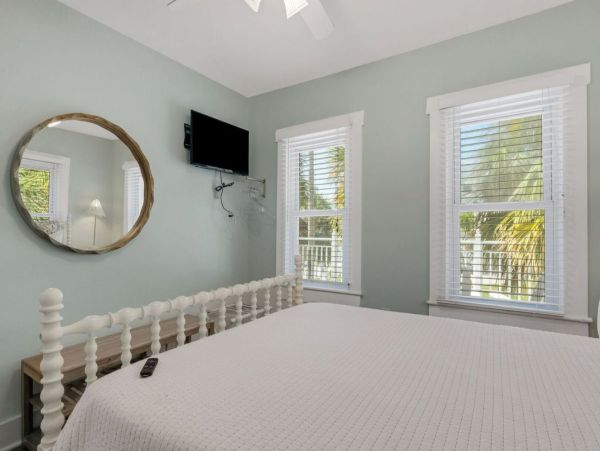 Clearwater Wonderful Vacation Home Steps to Beach- Main House & Casita