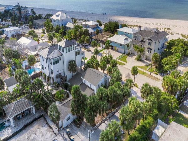 Clearwater Wonderful Vacation Home Steps to Beach- Main House & Casita