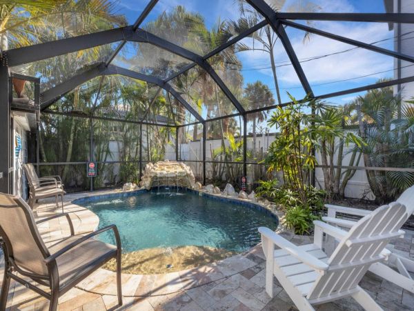 Clearwater Wonderful Vacation Home Steps to Beach- Main House & Casita