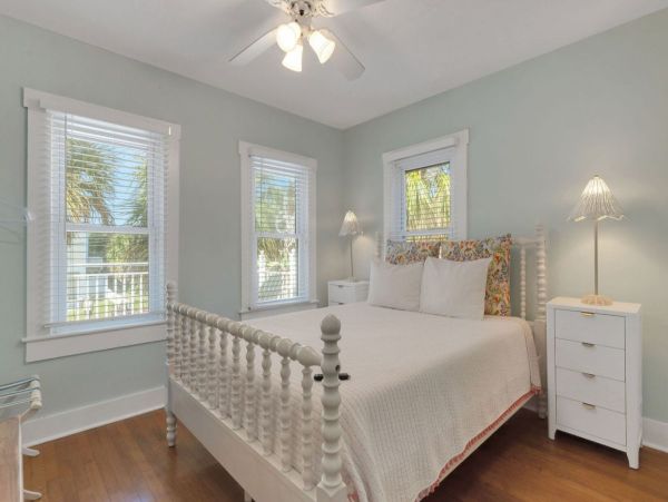 Clearwater Wonderful Vacation Home Steps to Beach- Main House & Casita