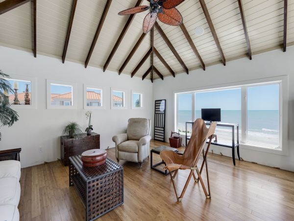Luxurious Beachfront Home in Sanibel Island - Your Perfect Getaway