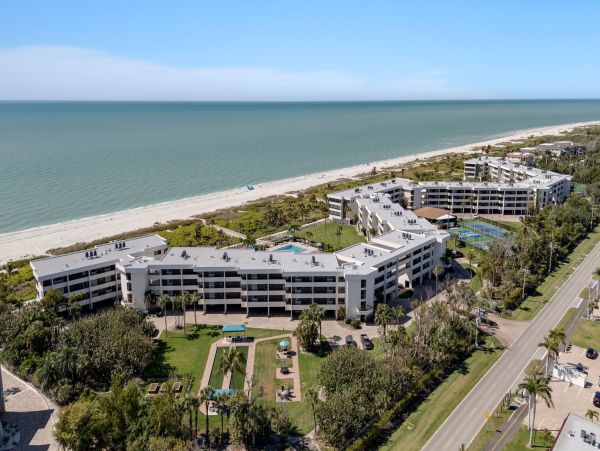 Luxury Beachfront Residence on Sanibel - 3-Bedrooms Retreat